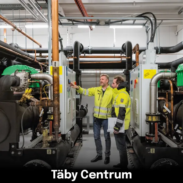 Bild på Täbycentrums vätskekylaggregat och två medarbetare på Kylmontage.